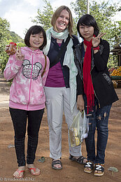 Mädchen und Anne bei den Pindaya-Höhlen