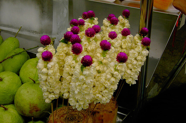Opferblumen am Nachtmarkt von Hua Hin