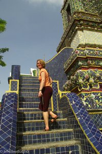 Wat Pho - Annette auf Treppe eines porzellangeschmückten Chedis