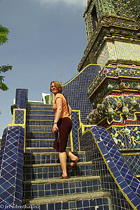 Wat Pho - Annette auf Treppe eines porzellangeschmückten Chedis