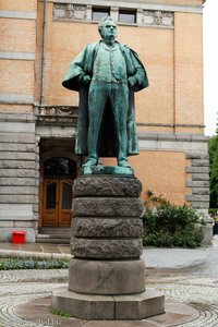Bjørnstjerne Martinius Bjørnson vor dem Nationalmuseum Oslo