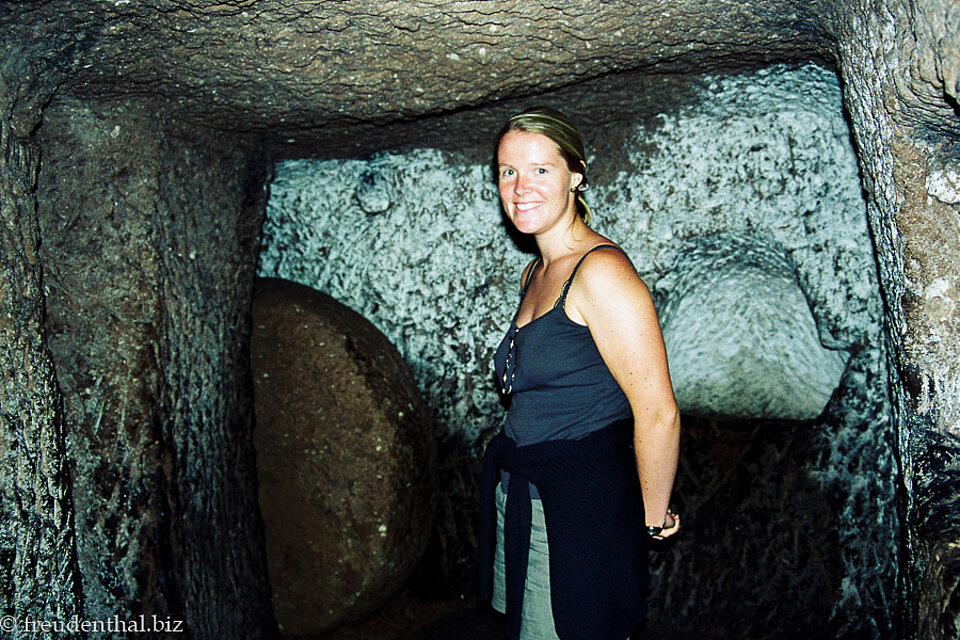 Annette in der unterirdischen Stadt Özkonak in Kappadokien