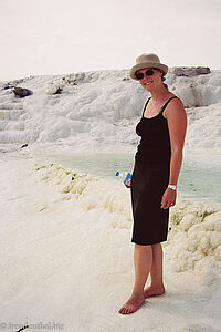 Annette auf den Sinterterrassen von Pamukkale