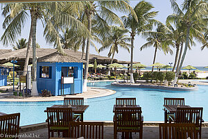 Blick von der Restaurantterrasse auf den Hotelpool - Hilton Salalah Resort