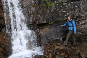 Annette beim Wasserfall, Lake Agnes