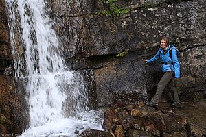 Annette beim Wasserfall, Lake Agnes