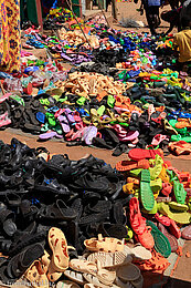 Ganz viele Gummischlappen kann man auf dem Markt von Jinka kaufen.