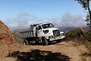 auf dem Weg zur Baustelle - LKW in der Serra Malagueta