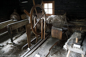 Arbeitsraum mit Spindel im Lärchenhaus aus St. Martin im Tennengebirge (1505)