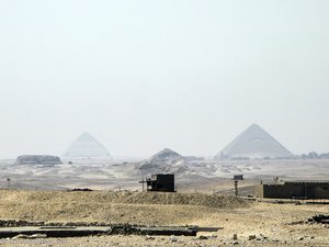 Blick von Sakkara zur Roten und Knickpyramide