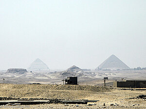 Blick von Sakkara zur Roten und Knickpyramide