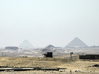 Blick von Sakkara zur Roten und Knickpyramide
