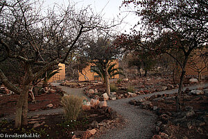 Weg zu den Bungalows bei der Toshari Lodge 