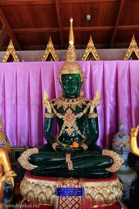 Grüne Buddhastatue im Wat Intharawiharn
