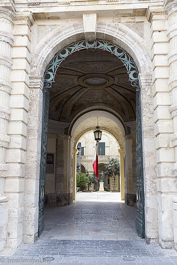 Eingang zum Großmeisterpalast in Valletta auf Malta
