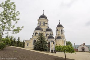 die neobarocke Georgskirche der Manastirea Capriana in Moldawien