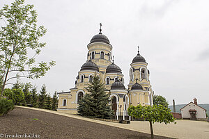 die neobarocke Georgskirche der Manastirea Capriana in Moldawien