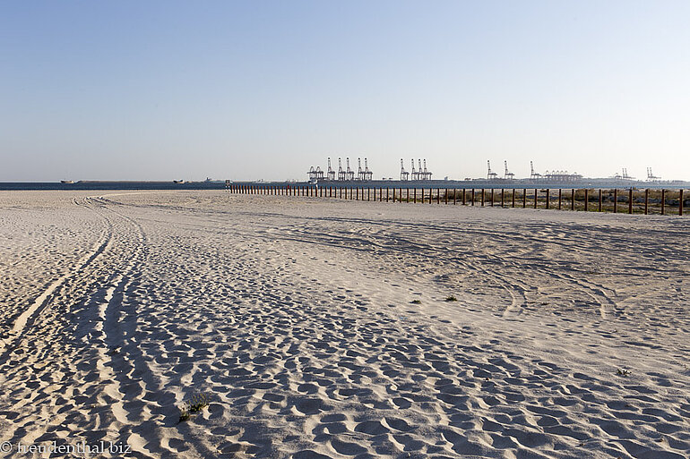 Strand, Lagune und Hafen beim Hilton Salalah im Oman