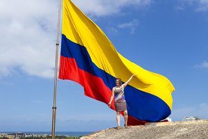 Anne und die Kolumbianische Fahne. Diesmal mit Wind.