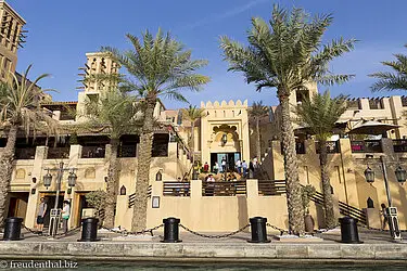 Die schönen Gebäude des Souk Madinat