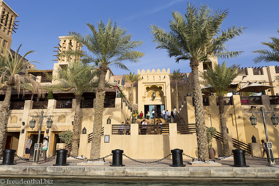 Die schönen Gebäude des Souk Madinat in Dubai
