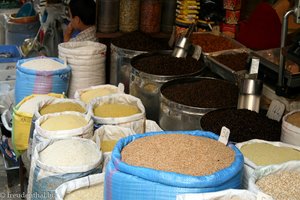 Gewürze und Hülsenfrüchte säckeweis in Meknès