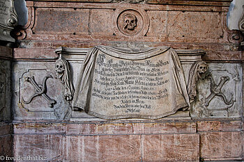 Grabrelief an der Außenwand der Sebastinaskirche