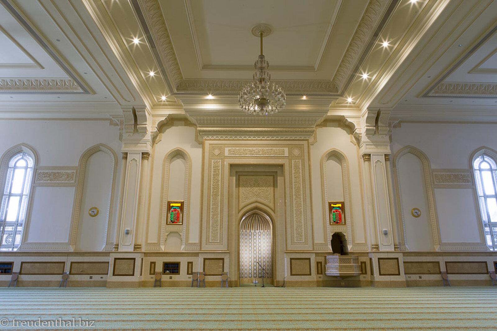 Blick in die prächtige Sultan Qaboos Moschee in Salalah im Oman