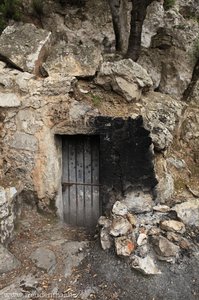 verschlossene Höhle eines Einsiedlers