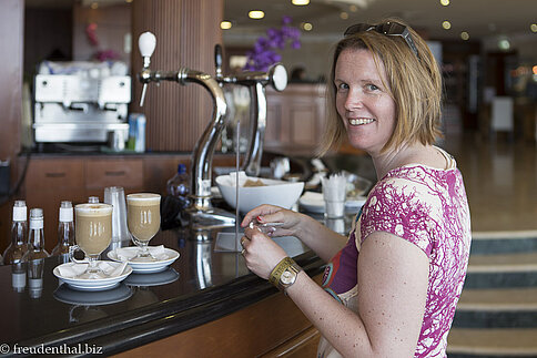 Anne in der Bar des Hotels Riviera Spa Resort