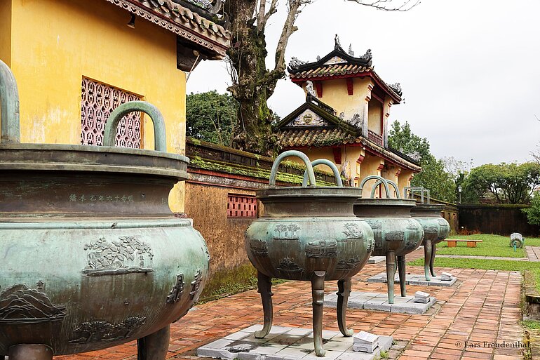 Dynastieurnen der Nguyễn-Dynastie Dynastieurnen der Nguyễn-Dynastie vorm Hiển-Lâm-Pavillon