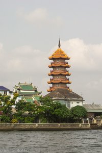 Tempel entlang dem Mae Nam Chao Phraya
