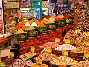 Gewürze und Knabbereien auf dem Ägyptischen Basar von Istanbul