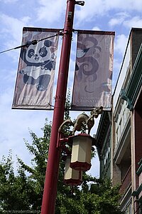 Straßenlaterne mit Pandafahne in Chinatown Vancouver