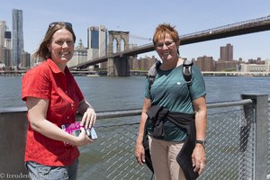 Anne und Rita bei der Brooklyn Bridge
