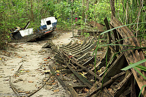 nach dem Tsunami liegen gelassene Boote