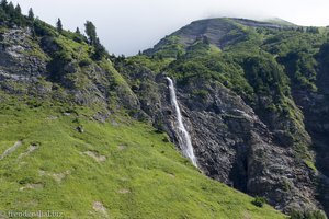 Bei der Rappenalp mit Blick auf den Seebach Wasserfall