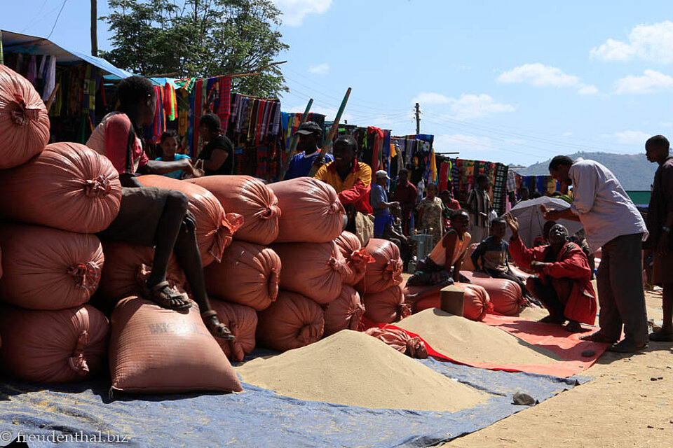 Teff auf dem Markt von Jinka in Äthiopien