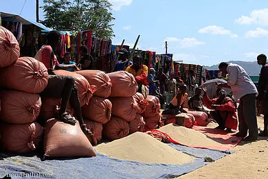 Teff auf dem Markt von Jinka - Äthiopien.