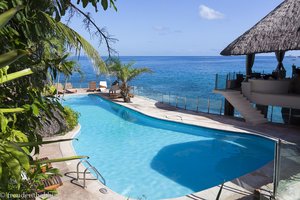 Pool mit Blick aufs Meer beim Sunset Beach Hotel auf Mahé