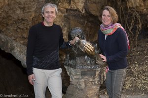 Anne und Lars beim Denkmal von Broom - Sterkfontein Caves in Südafrika