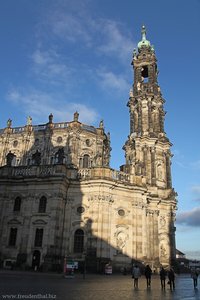 Blick vom Terrassenufer zur Dresdner Hofkirche