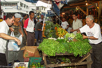 Gemüseverkäufer auf dem Markt in Santo Domingo
