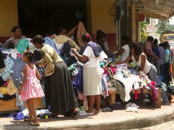 Kleiderverkauf beim Markt in Higüey