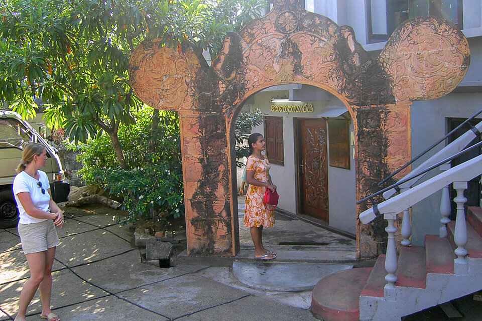 Eingang des Maskenmuseums von Ambalangoda auf Sri Lanka