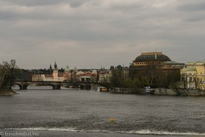 Blick von der Jiráskuv-Brücke über die Brücke Legií zur Prager Altstadt