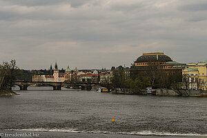 Blick von der Jiráskuv-Brücke über die Brücke Legií zur Prager Altstadt