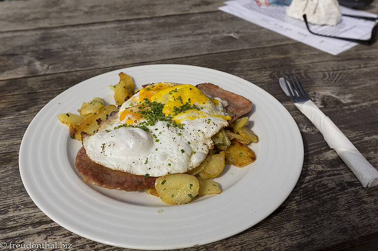 Fleischkäse und Bratkartoffeln - lecker und deftig bei der Tallner Alm Kaser