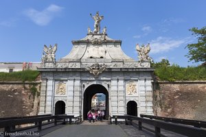 Das Haupttor Alba Iulias krönt die Reiterstatue von Kaiser Karl VI.