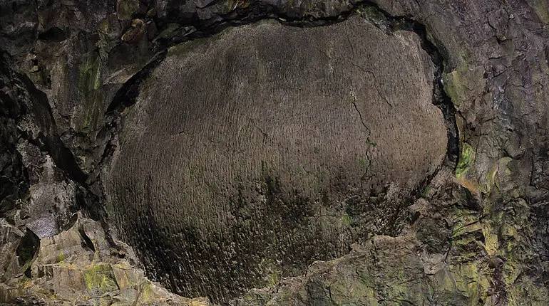 Eine der Stellen in der Lavahöhle, wo ein Felsen von der Decke fiel.